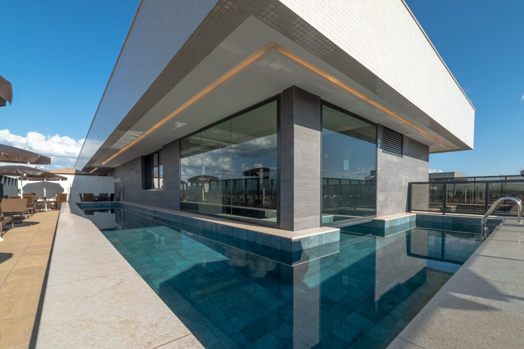 Jardins Azaleias 04 suítes – SQNW 302, Bloco C – Noroeste – Piscina Adulto com mergulho integrado a sauna